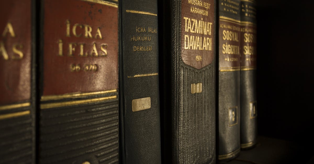 Livros jurídicos em prateleira, com destaque para títulos de direito. — Foto: Pixabay
