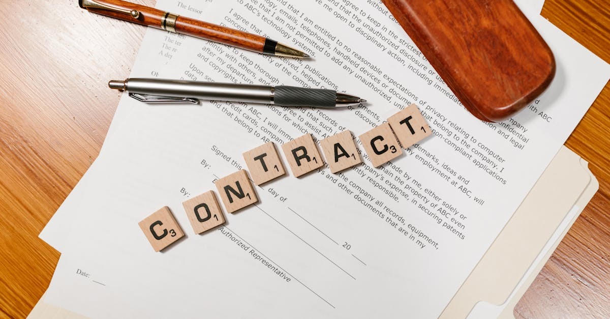 Escritório com documentos e canetas, destacando o termo 'CONTRATO' em blocos de letras. — Foto: RDNE Stock project