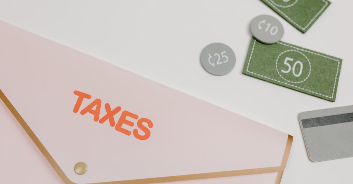 Envelope com 'TAXES' e moedas, sugerindo obrigações fiscais. — Foto: Tara Winstead