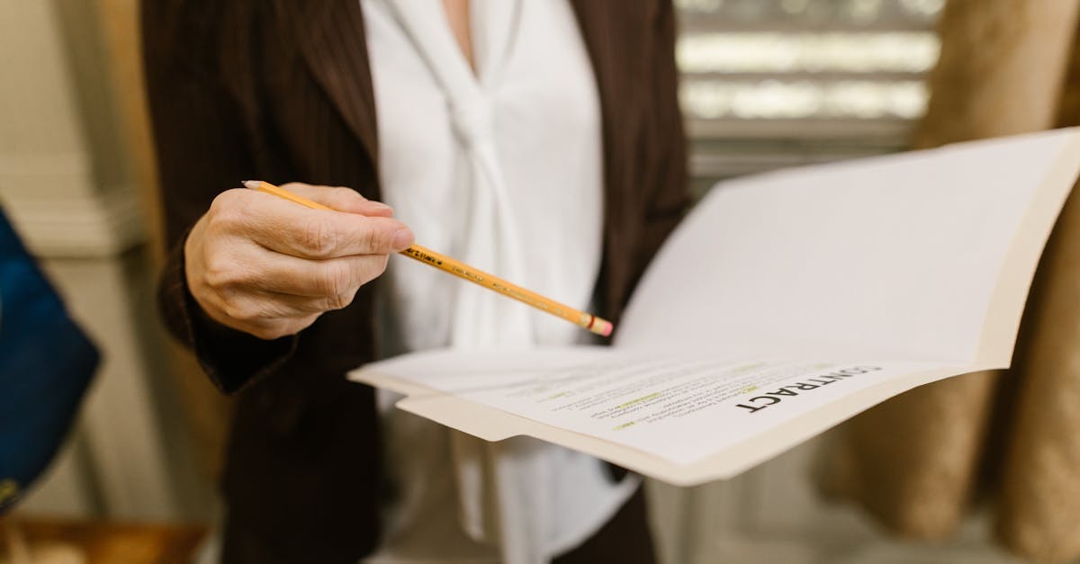 Pessoa analisando documentos em ambiente de escritório — Foto: RDNE Stock project
