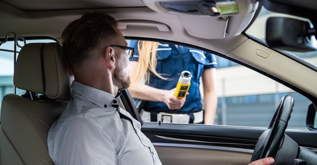 Homem em carro sendo abordado por policial com radar. — Foto: Łukasz Promiler