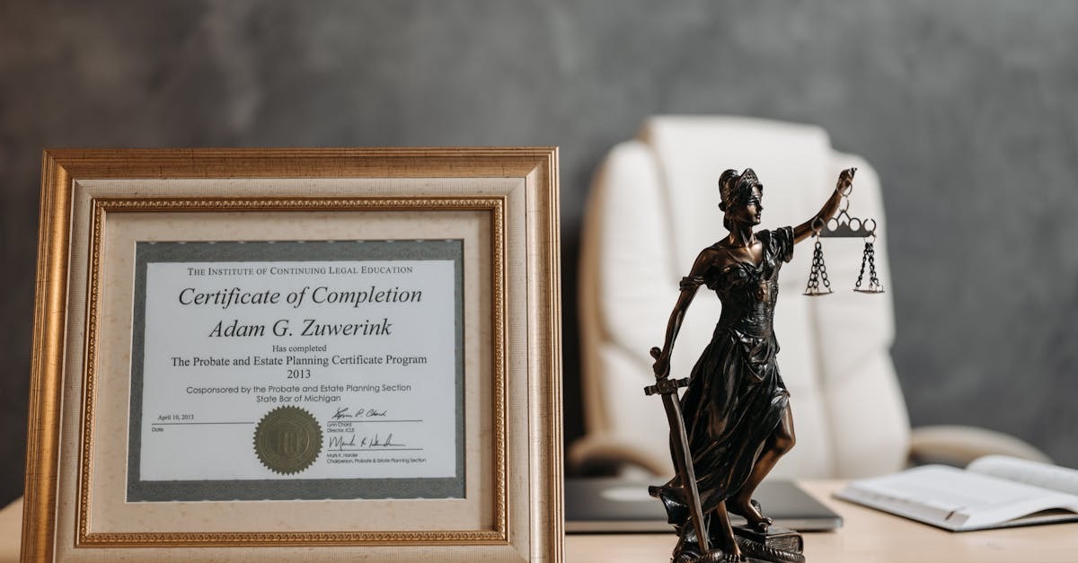 Escritório com certificado de conclusão e estátua da justiça. — Foto: Pavel Danilyuk