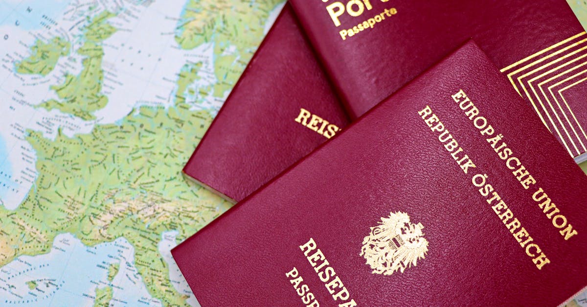 Passaportes europeus sobrepostos a um mapa-múndi. — Foto: Marta Branco