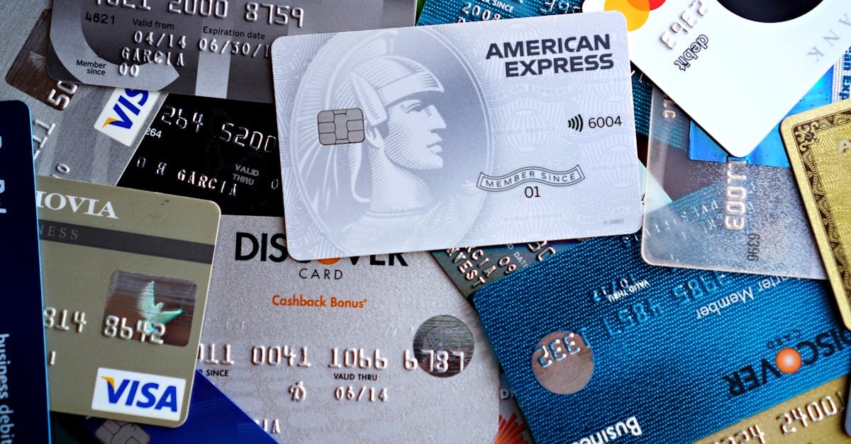 Cartões de crédito de diversas marcas espalhados sobre uma superfície. — Foto: DΛVΞ GΛRCIΛ