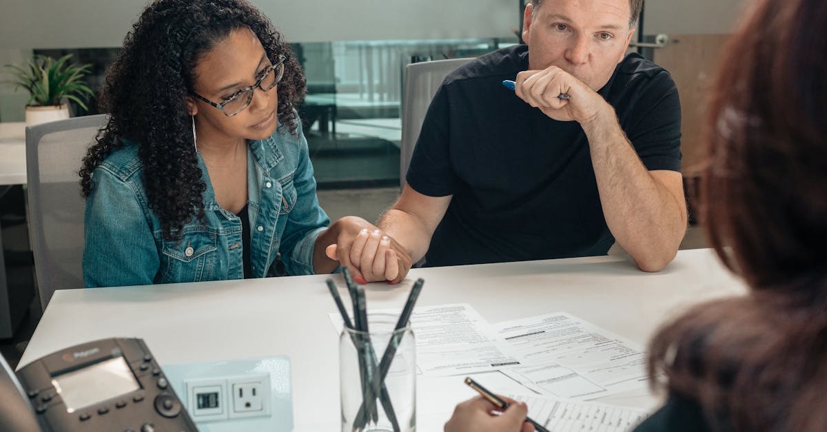 Divorcio inline 2 123165 1779633288 Duas pessoas discutindo documentos em uma mesa de escritório, com uma caneta e um copo com canetas. — foto: kindel media