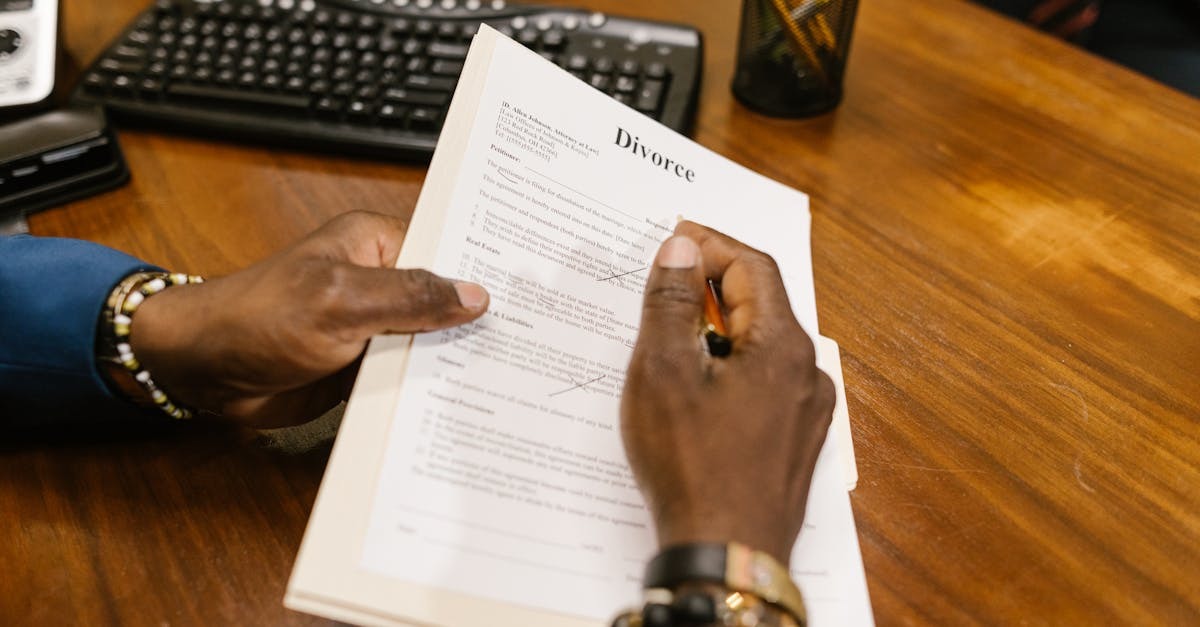 Pessoa revisando documentos legais em uma mesa de escritório. — Foto: RDNE Stock project