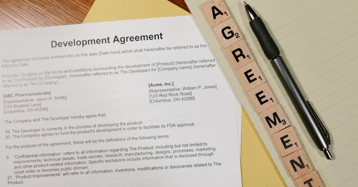 Caneta e documento de acordo de desenvolvimento sobre mesa. — Foto: RDNE Stock project