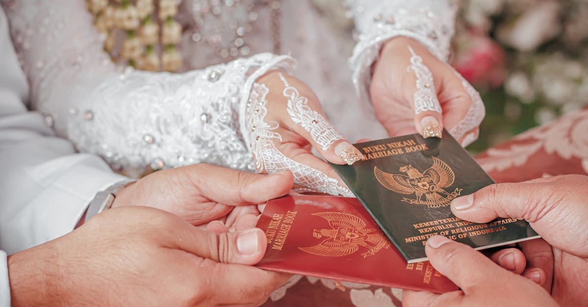 Pessoas trocando de passaporte em um evento formal, com detalhes em roupas e documentos em destaque. — Foto: Reynaldo Yodia