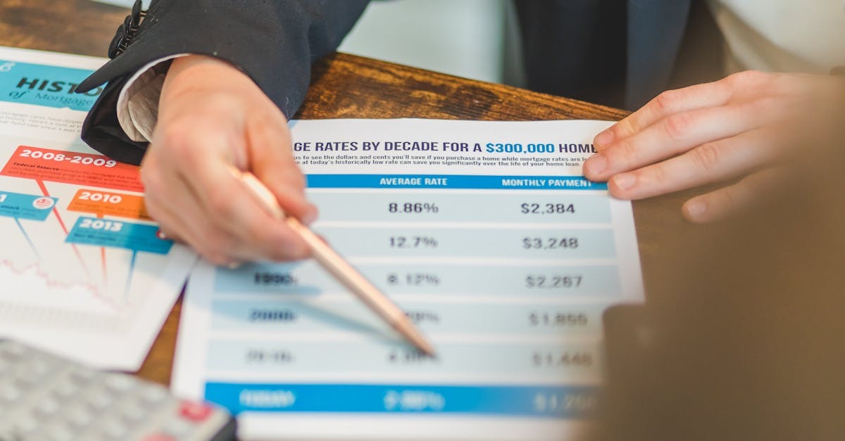 Pessoa analisando documentos financeiros em uma mesa de escritório. — Foto: RDNE Stock project