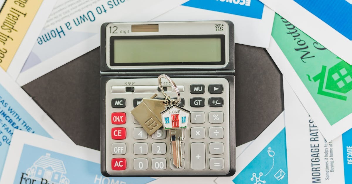 Calculadora com chaves de imóvel sobre documentos financeiros. — Foto: RDNE Stock project