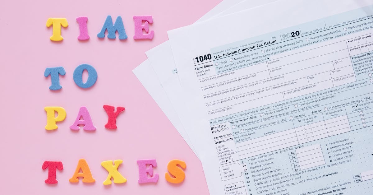 Formulário de declaração de impostos 1040 sobre fundo rosa com letras coloridas formando a frase Time to pay taxes. — Foto: Leeloo The First