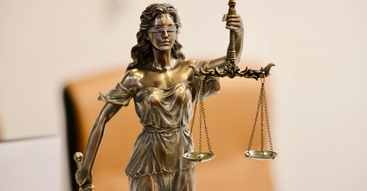 Estátua de justiça com balança e espada, simbolizando imparcialidade e autoridade legal. — foto: dp singh bhullar