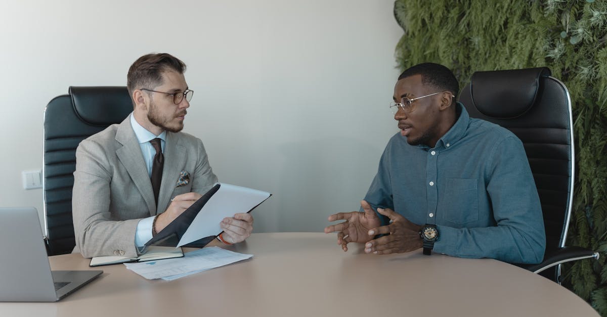 Dois profissionais em uma reunião de negócios em um escritório. — Foto: Tima Miroshnichenko