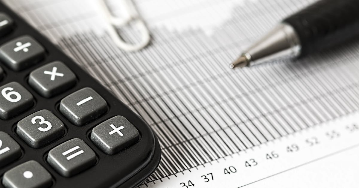 Calculadora e caneta sobre papel com gráficos, indicando análise financeira. — Foto: Pixabay