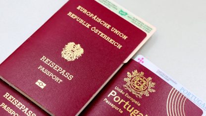 Close em passaportes da União Europeia, especificamente da Áustria e de Portugal, sobre uma superfície clara. — Foto: Marta Branco