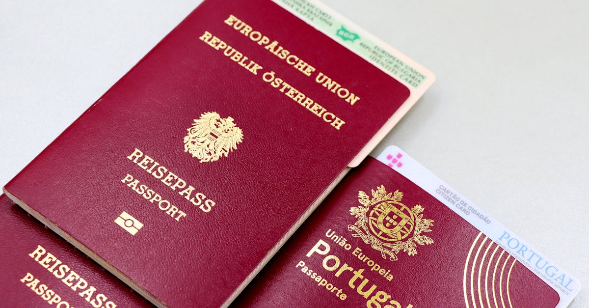 Close em passaportes da União Europeia, especificamente da Áustria e de Portugal, sobre uma superfície clara. — Foto: Marta Branco