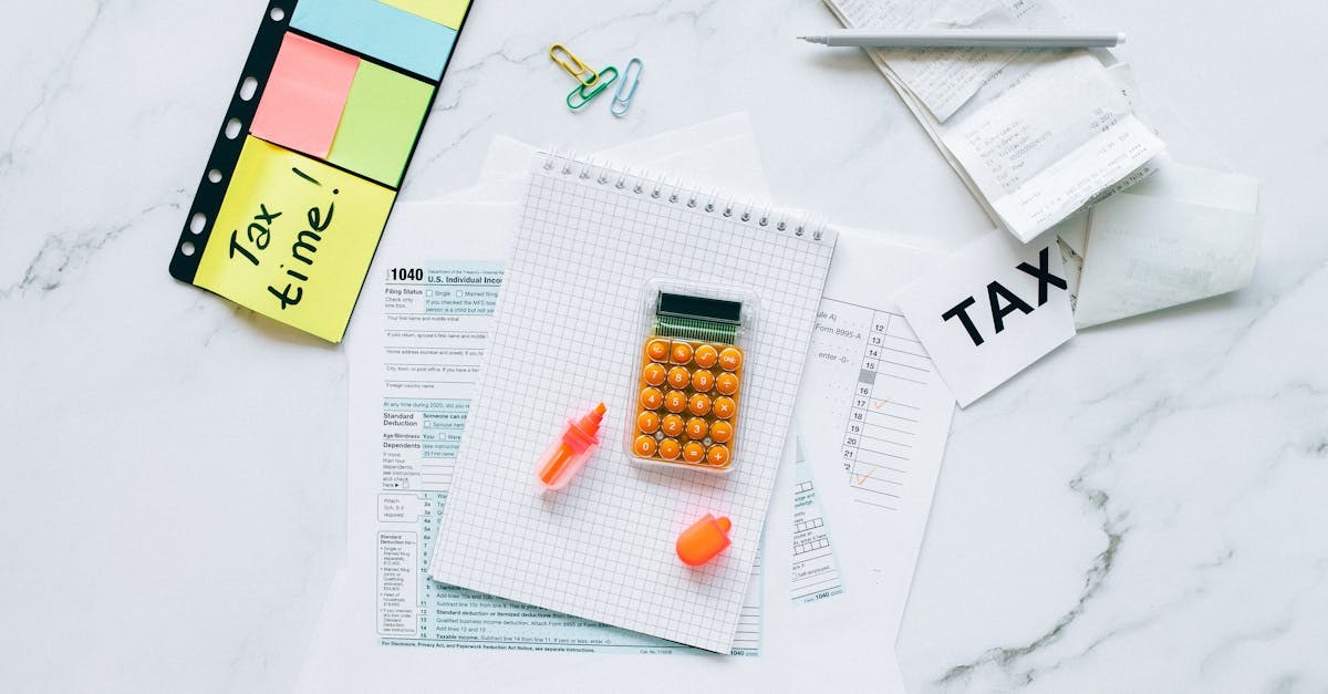 Escritório com documentos, calculadora e notas sobre impostos. — foto: nataliya vaitkevich