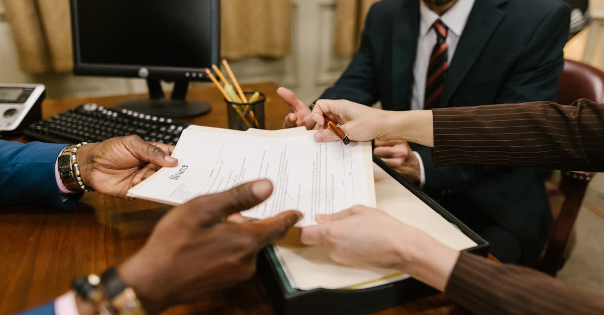Pessoas em reunião de negócios analisando e assinando documentos em uma mesa de escritório. — Foto: RDNE Stock project