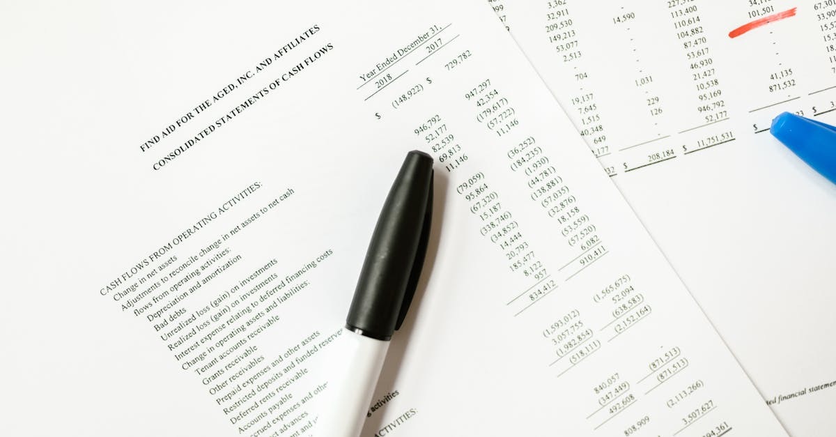 Papelada com documentos financeiros e canetas sobre uma mesa. — Foto: RDNE Stock project