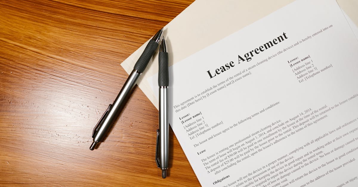 Contrato de locação sobre mesa de madeira com duas canetas pretas ao lado. — Foto: RDNE Stock project