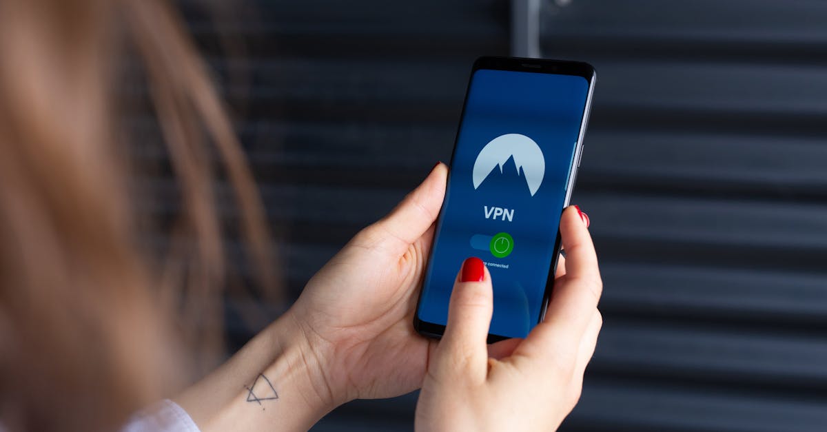 Pessoa segurando um smartphone com aplicativo de VPN ativo na tela. — Foto: Stefan Coders