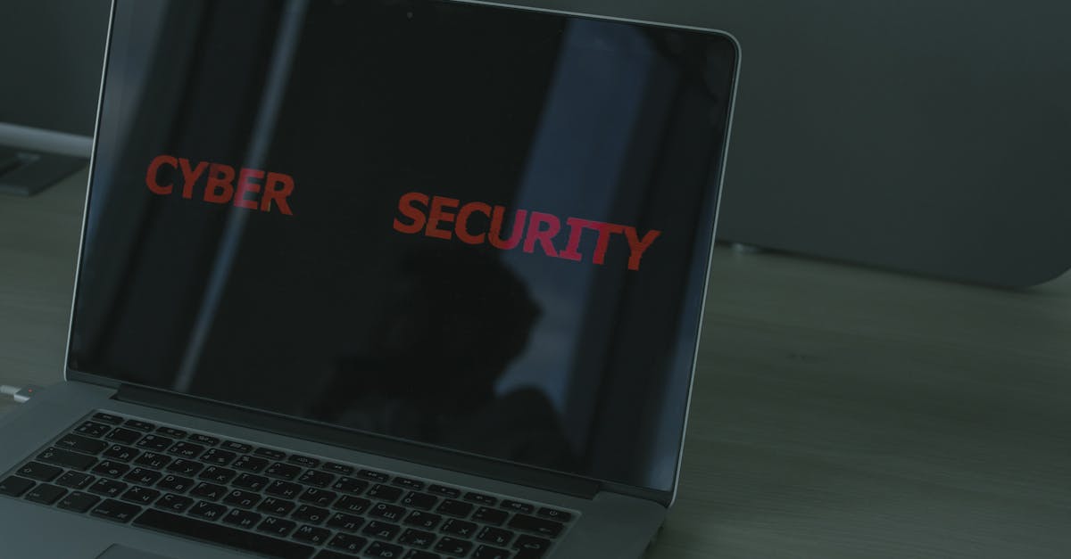 Tela de notebook exibindo o texto Cyber Security em letras vermelhas sobre fundo escuro. — Foto: cottonbro studio