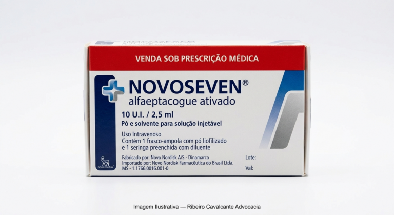 Caixa do medicamento NOVOSEVEN (ALFAEPTACOGUE ATIVADO) em embalagem farmacêutica brasileira conforme RDC 768/2022 da ANVISA — fabricado por Ribeiro Cavalcante Advocacia