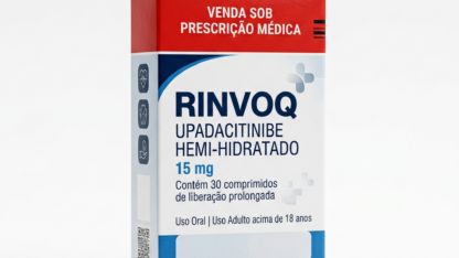 Caixa do medicamento RINVOQ (UPADACITINIBE HEMI-HIDRATADO) em embalagem farmacêutica brasileira conforme RDC 768/2022 da ANVISA — fabricado por Ribeiro Cavalcante Advocacia