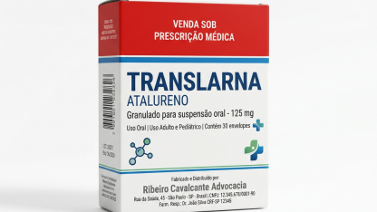Caixa do medicamento TRANSLARNA (ATALURENO) em embalagem farmacêutica brasileira conforme RDC 768/2022 da ANVISA — fabricado por Ribeiro Cavalcante Advocacia