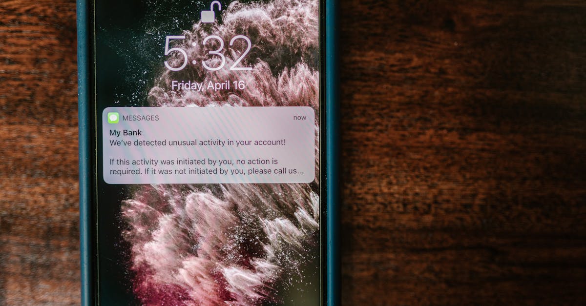 Smartphone exibindo notificação de alerta de atividade bancária incomum na tela de bloqueio. — Foto: RDNE Stock project