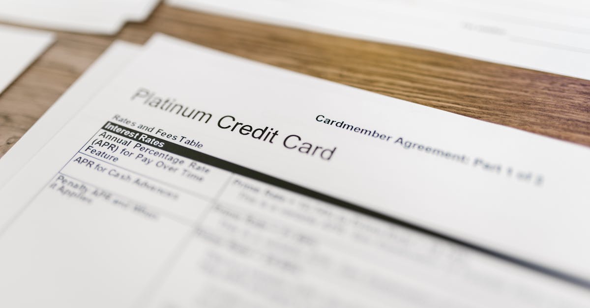 Close em um contrato impresso de cartão de crédito sobre uma mesa de madeira. — Foto: RDNE Stock project