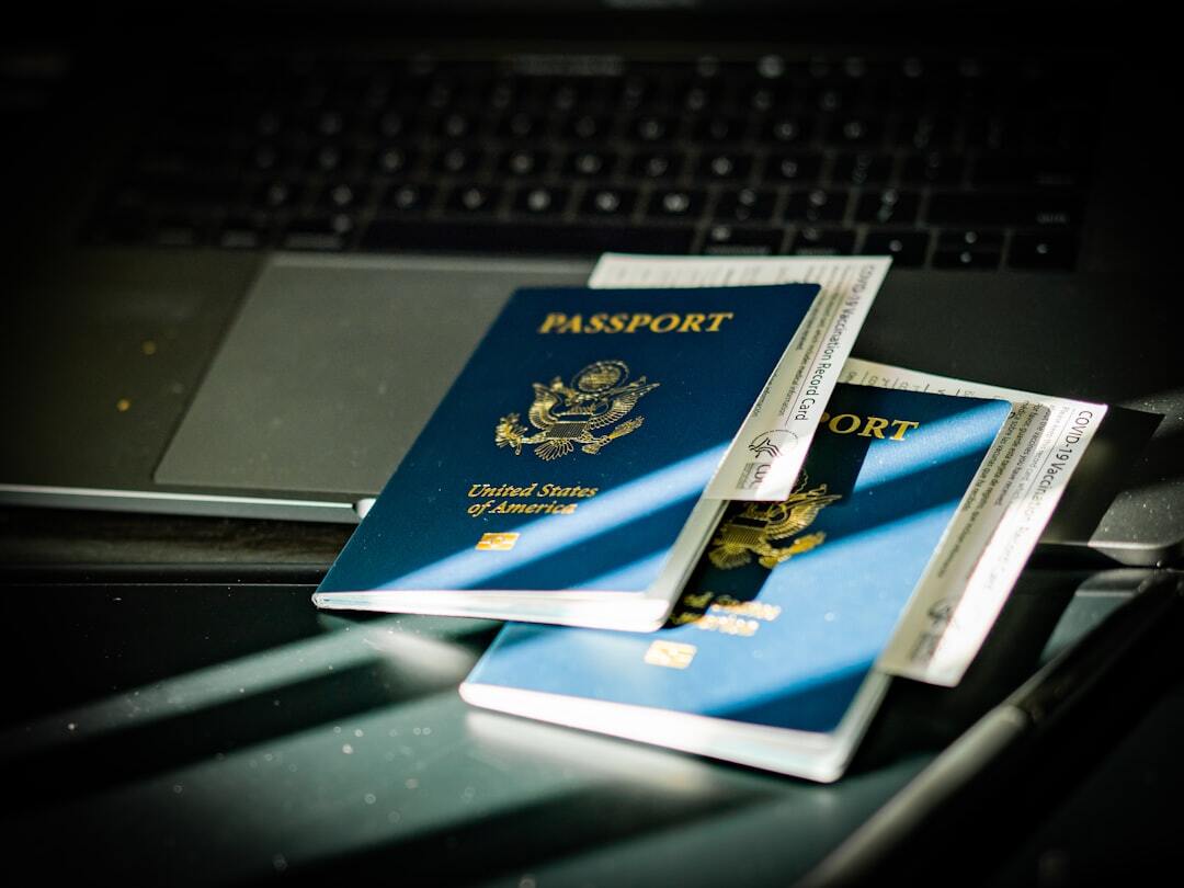 Dois passaportes americanos sobre uma mesa, com luz natural destacando os detalhes. — Foto: Oxana Melis