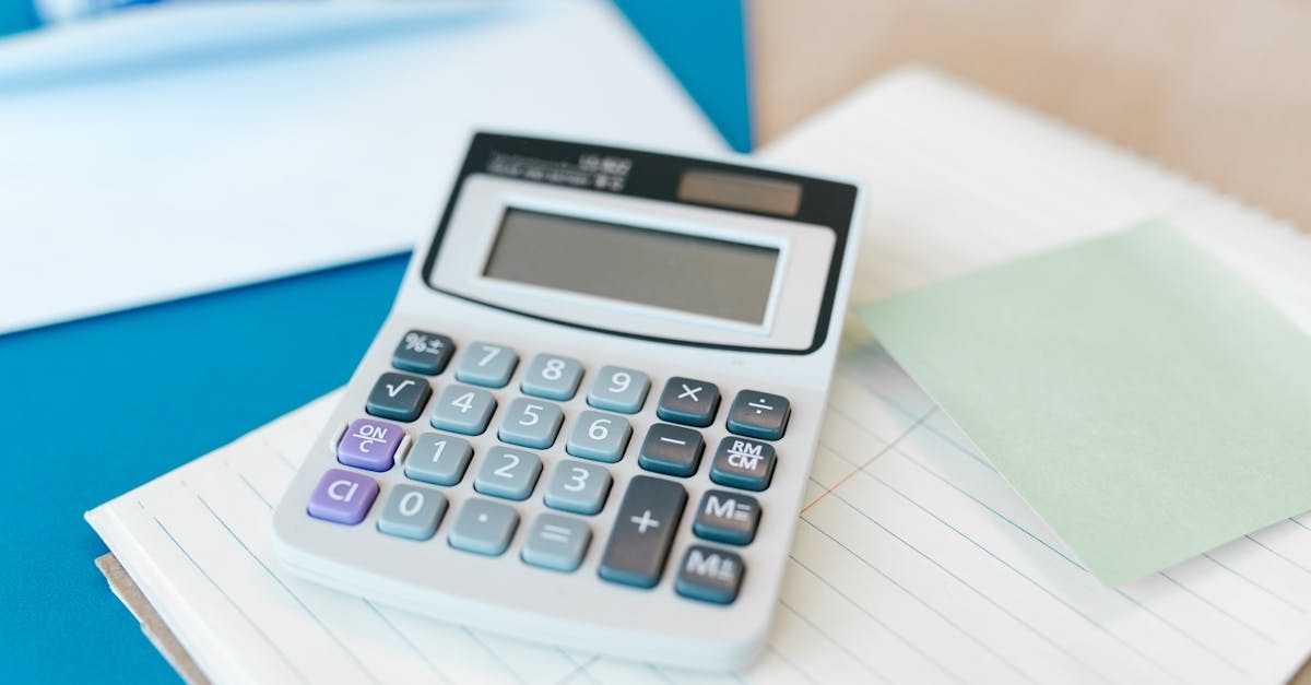 Calculadora sobre um caderno de anotações e documentos em uma mesa de escritório. — Foto: RDNE Stock project
