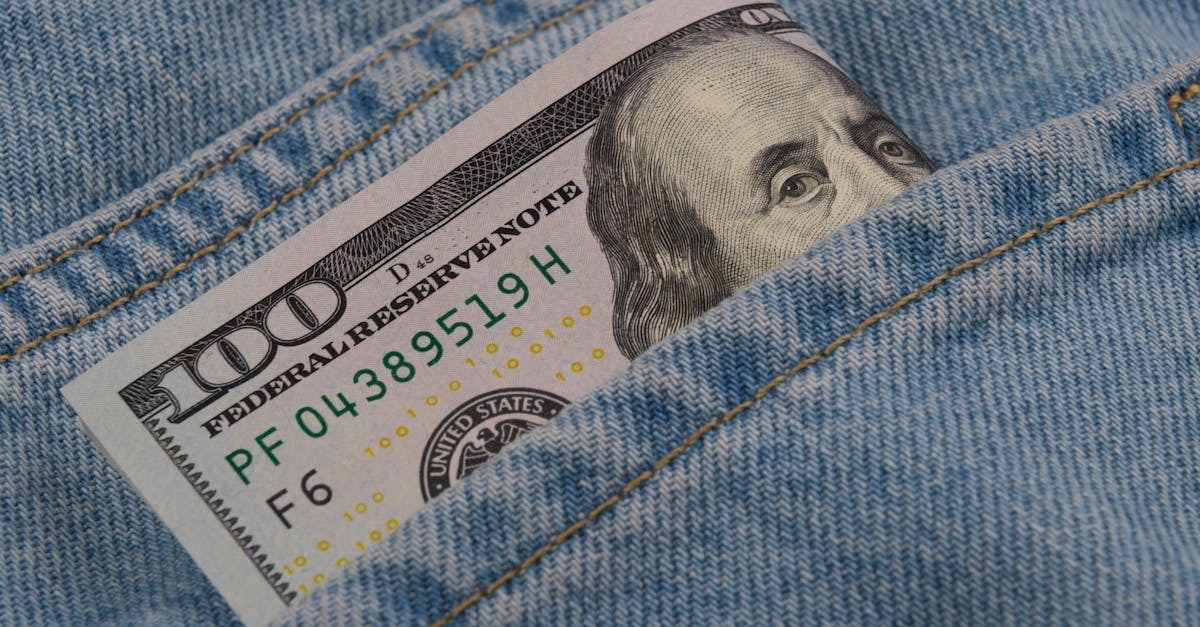 Bilhete de cem dólares na bolsa de um jeans — Foto: Engin Akyurt