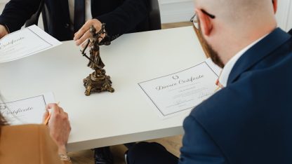 Pensao por morte como provar uniao estavel com apenas 2 provas 86380 1777633623 Pessoas em uma mesa de escritório com documentos e uma pequena estátua da deusa da justiça ao centro. — foto: www. Kaboompics. Com