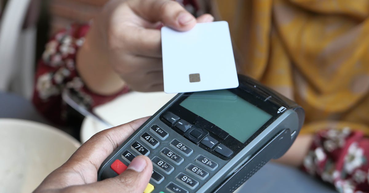 Pessoa aproximando um cartão de crédito de uma máquina de pagamento. — Foto: Towfiqu barbhuiya