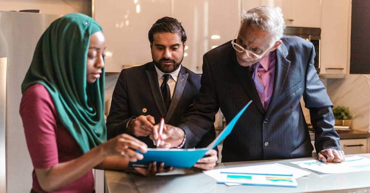 Trio em reunião de trabalho, analisando documentos em ambiente de escritório. — Foto: RDNE Stock project