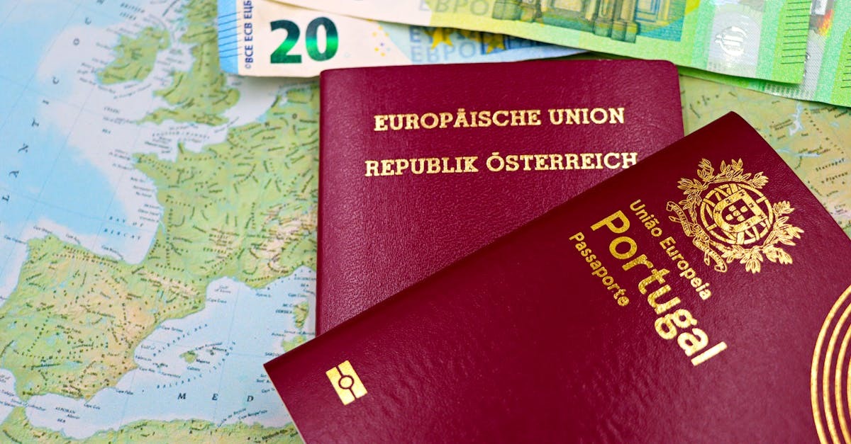 Passaportes da Áustria e de Portugal sobre um mapa-múndi com notas de euro ao fundo. — Foto: Marta Branco