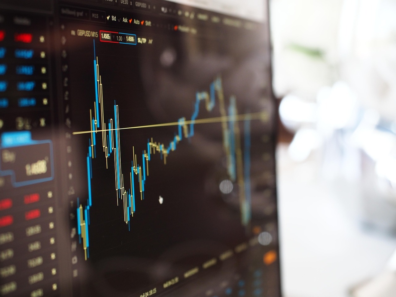 Tela com gráfico financeiro em destaque, indicando análise de dados econômicos. — Foto: Pexels