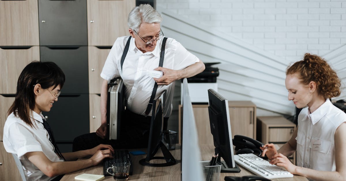 Terceirizados tem direitos iguais o que mudou em 2026 inline 1 127667 1779788159 Profissionais em ambiente de escritório, uma discutindo com colegas em frente a computadores. — foto: ron lach