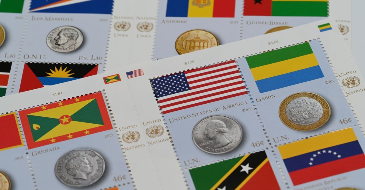 Moedas e bandeiras de diferentes países em um layout de selos. — Foto: Qing Luo