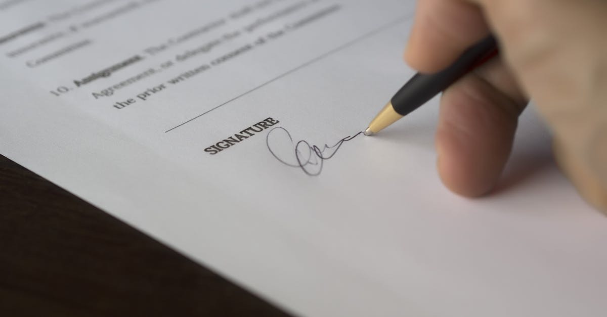 Mão assinando documento com caneta em papel — Foto: Pixabay