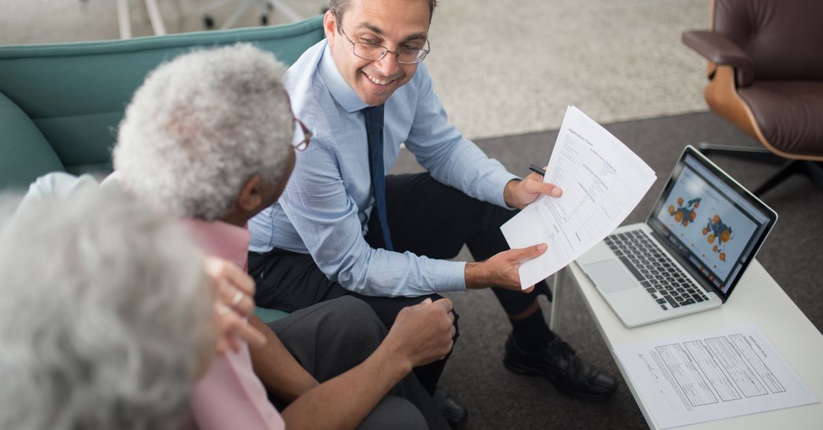Aposentadoria em 2026 veja as novas idades e regras de transicao inline 1 187577 1781170453 Homem analisando documentos com idosos em ambiente de escritório. — foto: kampus production