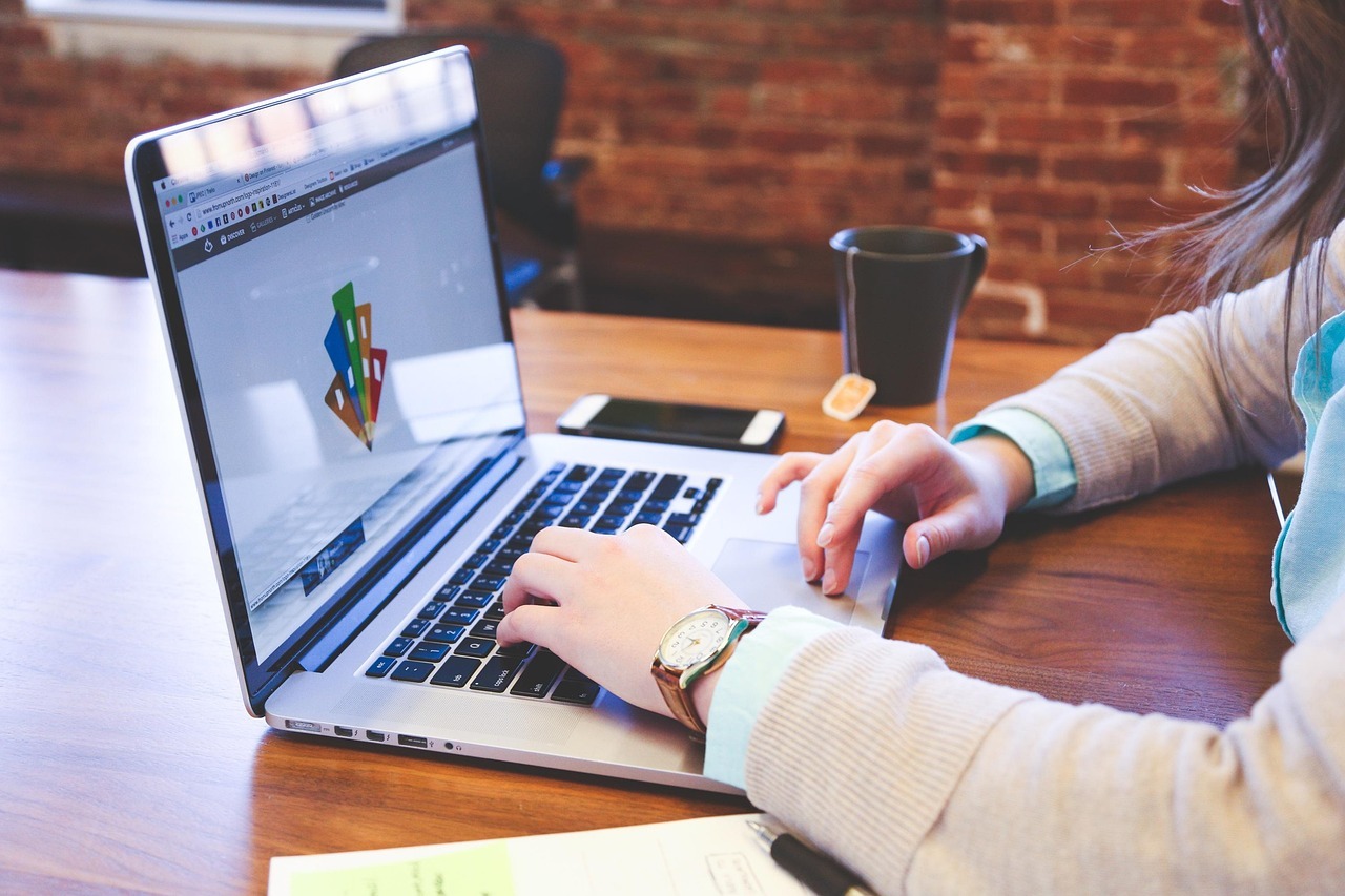 Aposentadoria em 2026 veja as novas idades e regras de transicao inline 2 85642 1782552818 Pessoa digitando em laptop com documentos e caneta à mão. — foto: startupstockphotos