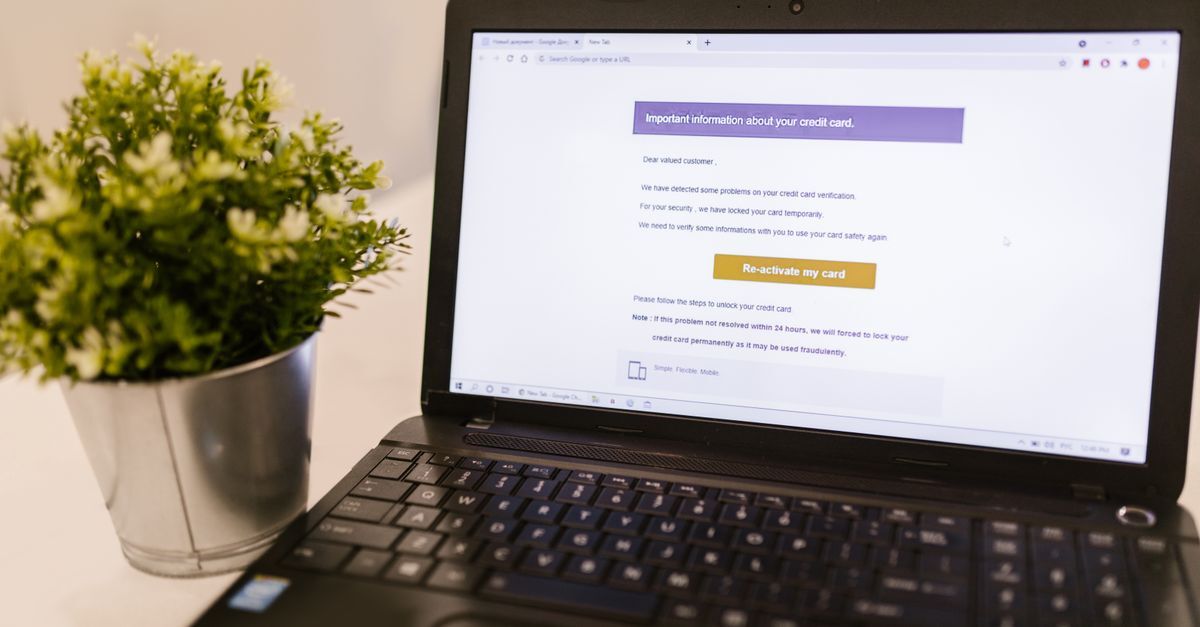 Beneficio bloqueado por tbm como desbloquear inline 2 197456 1781361129 Laptop com tela visível em um ambiente de trabalho, ao lado de uma planta em vaso. — foto: rdne stock project