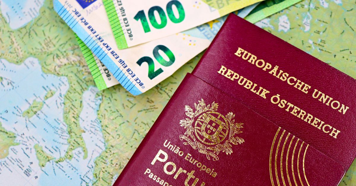 Binational family law brazil in inline 1 245725 1782210023 Passaporte europeu e moedas sobre um mapa, indicando questões legais internacionais. — foto: marta branco