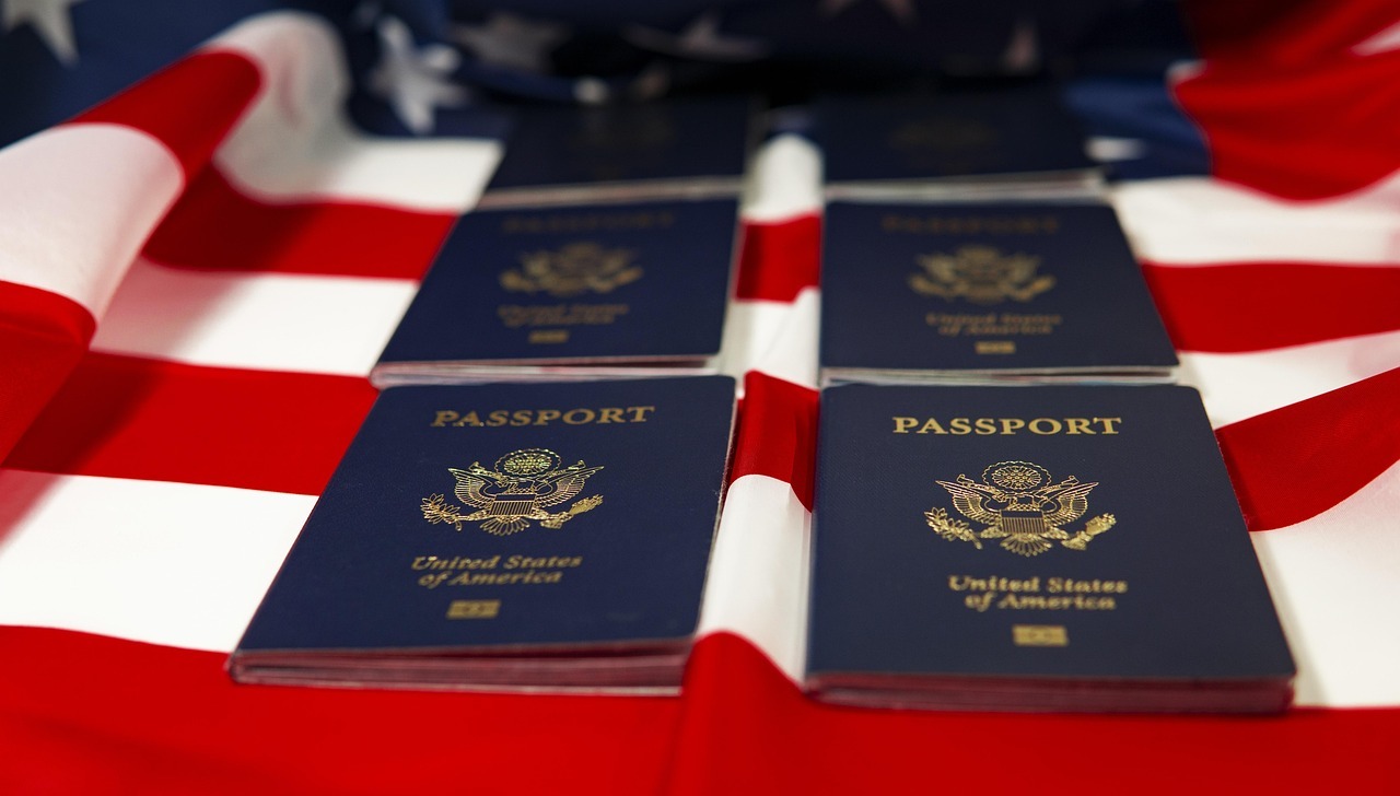 Brazil immigration law the complete guide for foreigners inline 1 214451 1781600249 Passaportes dos estados unidos sobre uma bandeira americana. — foto: joshuaworoniecki
