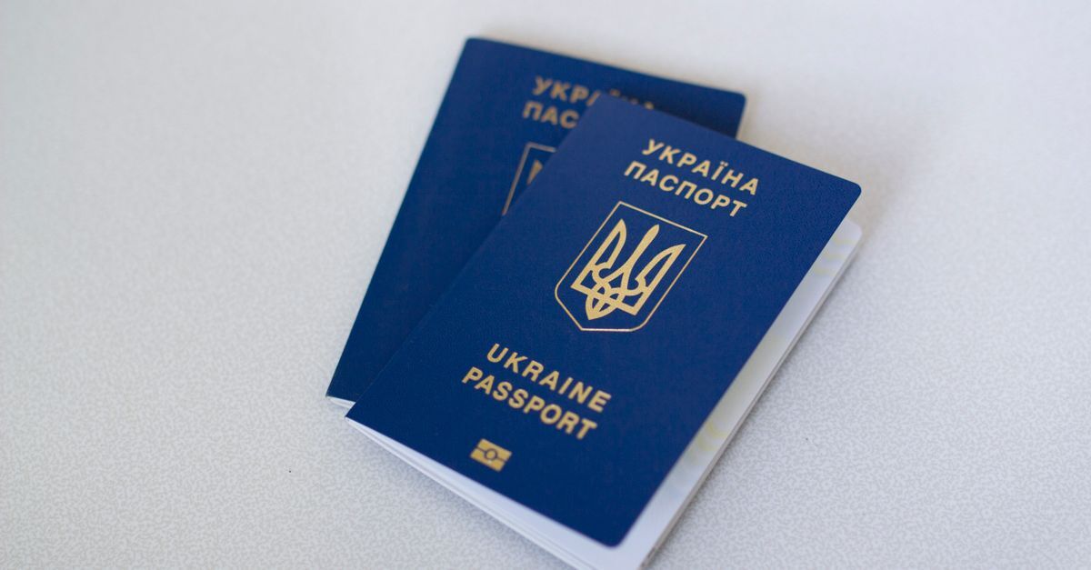 Brazilian naturalization inline 1 171083 1780849966 Dois passaportes ucranianos sobre uma superfície branca. — foto: borys zaitsev