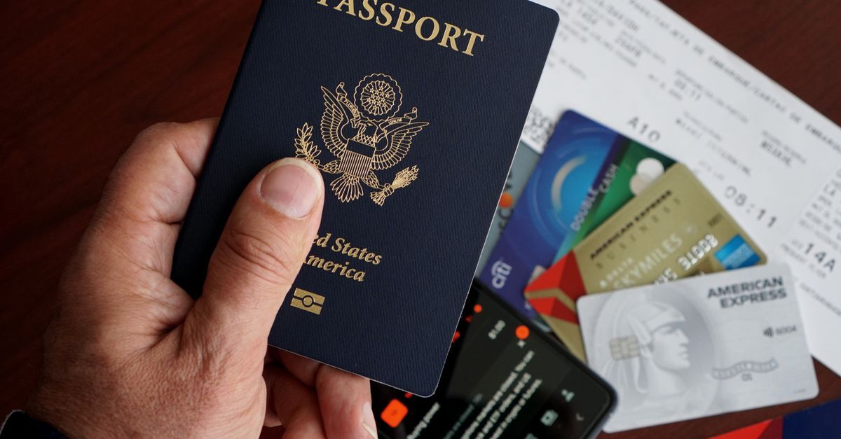 Brazilian naturalization inline 1 200146 1781444030 Pessoa segurando um passaporte dos estados unidos com cartões de crédito e documentos sobre uma mesa. — foto: dλvξ gλrciλ