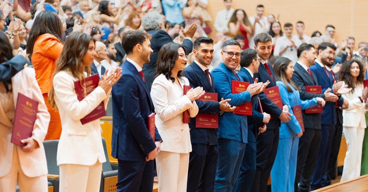 Brazilian naturalization requirements in inline 2 171083 1782210954 Grupo de pessoas em evento formal, segurando diplomas vermelhos, celebrando conquista. — foto: andrea prochilo